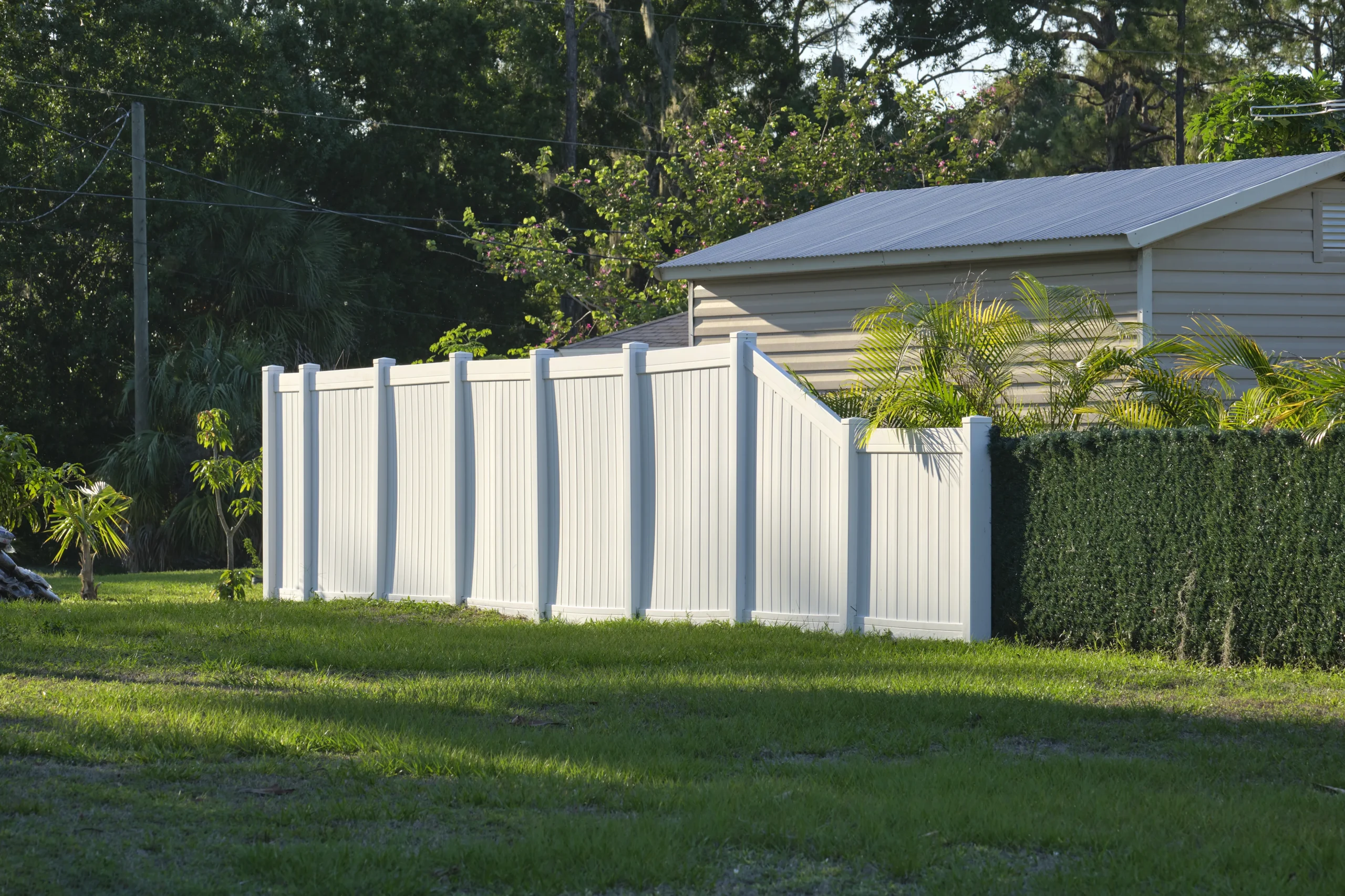 white-plastic-fence-back-yard-protection-privacy