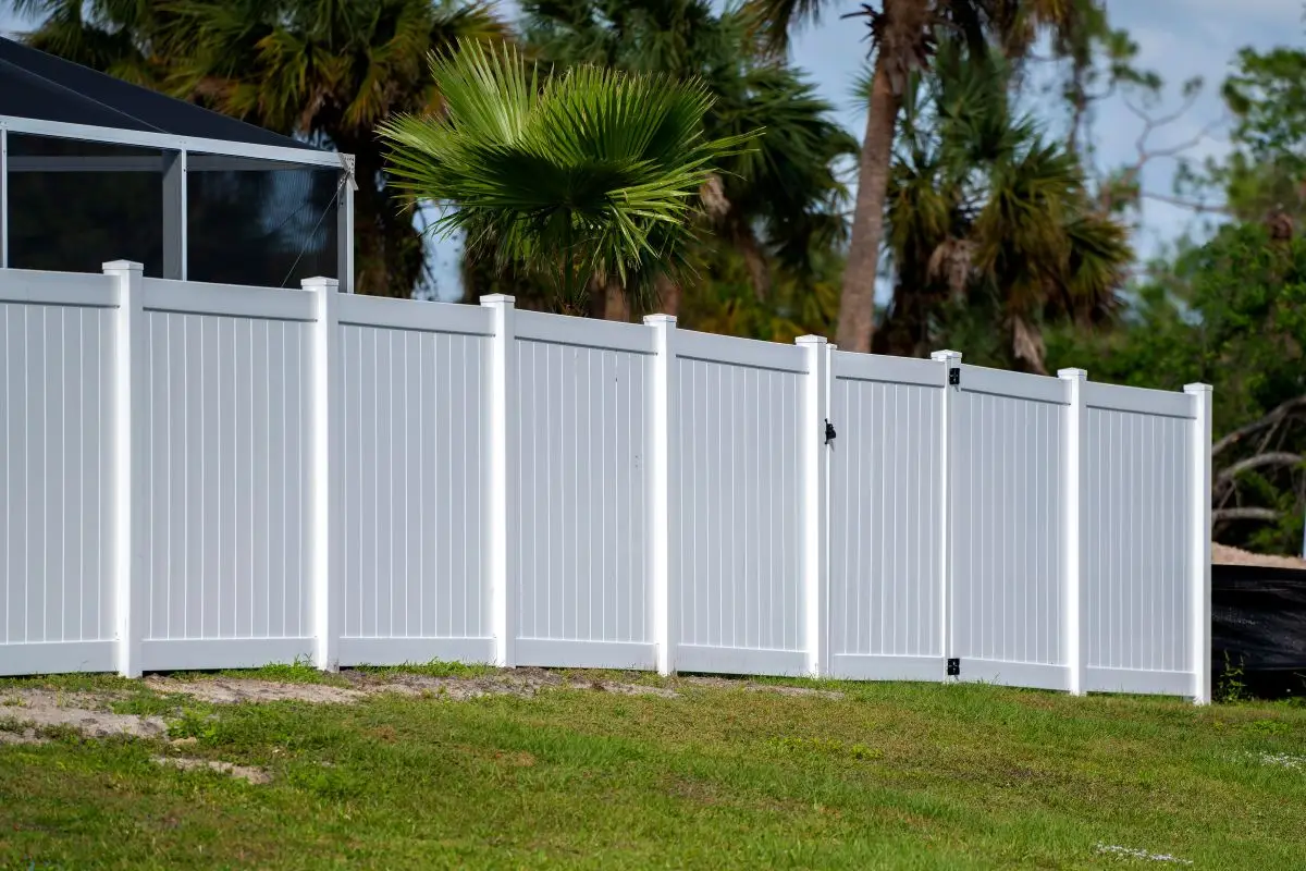 White vinyl fence in Florida